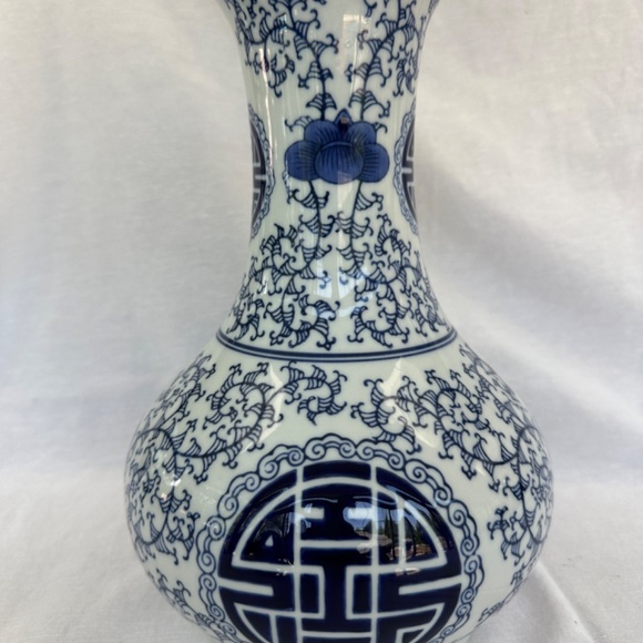 Vintage Blue and White Porcelain Chinese Vase - Picture 4 of 4